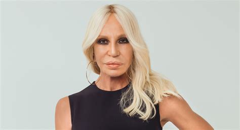 perchè versace piace tanto|Donatella Versace, storia di una donna diventata icona .